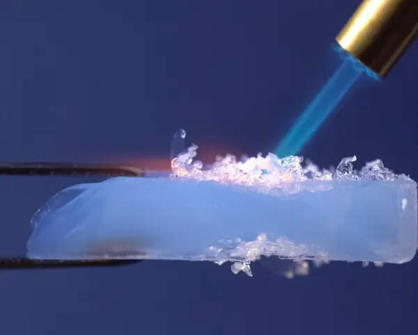 Un pezzo di aerogel, materiale innovativo per l'edilizia, viene riscaldato con una fiamma.