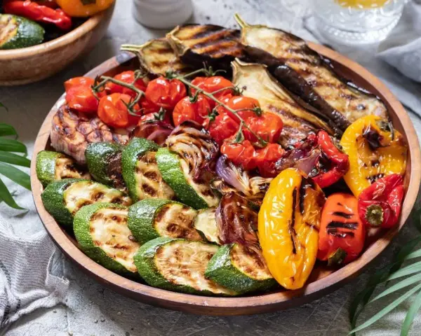 Una colorida parrillada de verduras con calabacines, berenjenas, pimientos y tomates. ¡Un festín para la vista y el paladar!