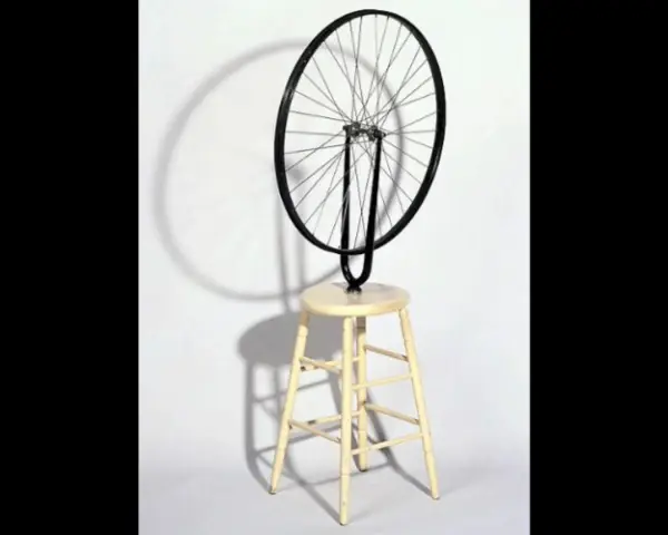 La célèbre roue de bicyclette duchamp, fixée sur un tabouret, défie la fonction pour devenir art.