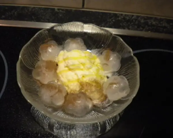Ein Dessert mit Vanilleeis, Zimt und kleinen, durchsichtigen Kugeln, die an Bier-Eis erinnern.