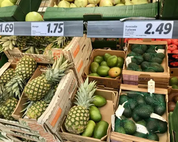 Ananasy, mango i awokado na sprzedaż. Ceny: ananas 1.69, mango 1.75, awokado 3 szt. 2.49. Malta ceny owoców.