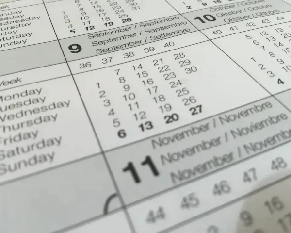 Kalendarz pokazuje miesiące po francusku: wrzesień (Septembre), październik (Octobre) i listopad (Novembre).