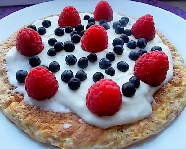 Omlet na słodko fit z jogurtem, malinami i borówkami. Pyszne i zdrowe śniadanie.