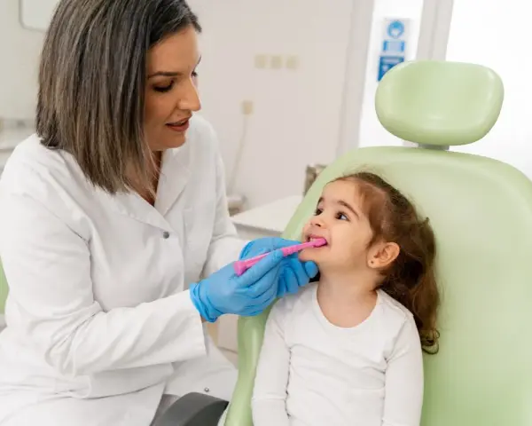 Jak pomóc dziecku otworzyć usta u dentysty? Spokojna wizyta!