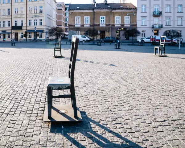 Puste krzesła na krakowskim Rynku przypominają o historii. Te symboliczne atrakcje miasta skłaniają do refleksji.