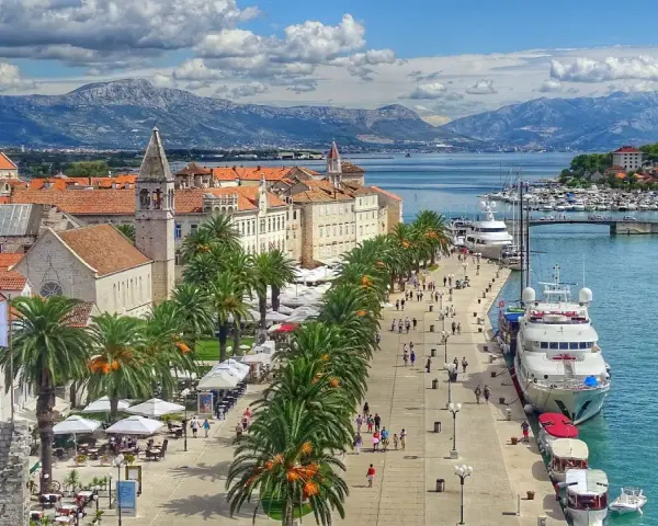 Trogir, Chorwacja – urokliwe miasto z palmami i jachtami, idealne na wakacje. Jedne z najpiękniejszych atrakcji turystycznych Europy.