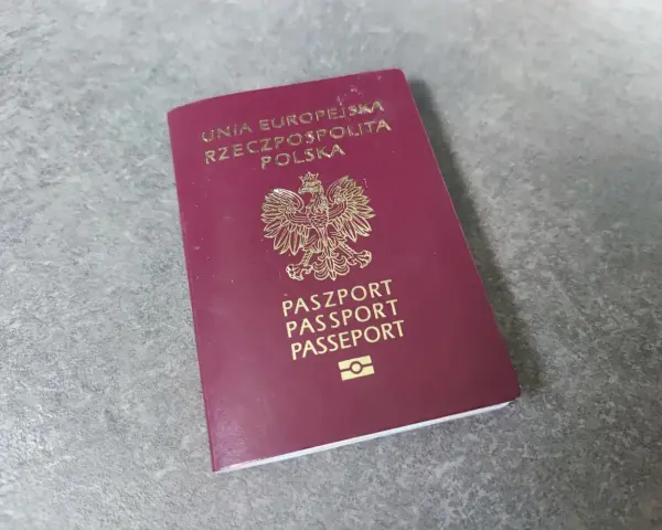 Polski paszport, symbol podróży do krajów, gdzie trzeba mieć paszport.