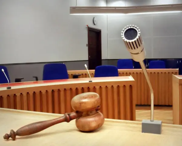 Czy adwokat niewykonujący zawodu może chodzić do sądu jako obserwator?