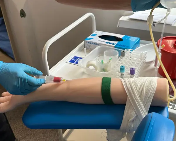 Praktyki dla opiekuna medycznego: gdzie znaleźć najlepsze miejsca?