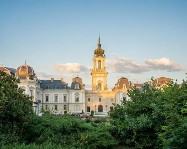 Wspaniały pałac, jak z baśni o królu i królowej, otoczony bujną zielenią. Wieża wznosi się ku niebu, a złote kopuły lśnią w słońcu.