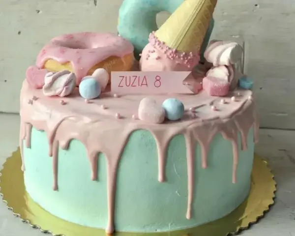 Uroczy tort z polewą, pączkami i lodami. Idealny na urodziny, jak z najlepszych ekskluzywne torty przepisy.
