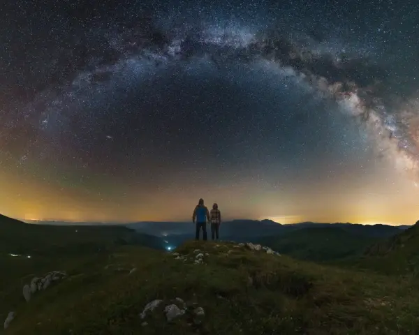 Para podziwia Drogę Mleczną. Ich wibracja związku 7 jest silna pod rozgwieżdżonym niebem.
