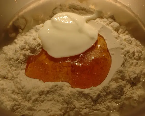 Mehl, Honig und Joghurt in einer Schüssel, bereit für den Lievito Madre Teig.