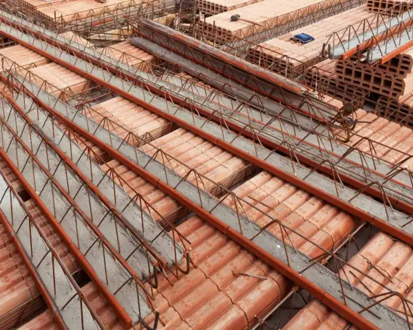 Strop teriva w budowie, widoczne pustaki ceramiczne i zbrojenie. Sprawdź aktualną strop teriva cena.