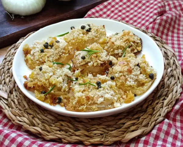 Deliziose cipolle al forno, dorate e croccanti, guarnite con rosmarino e pepe nero. Un contorno saporito e invitante.