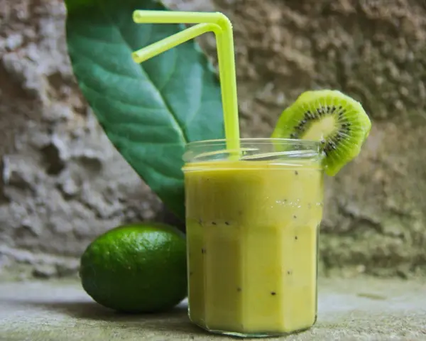 Koktajl awokado, kiwi, banan: przepis, korzyści i idealny czas!