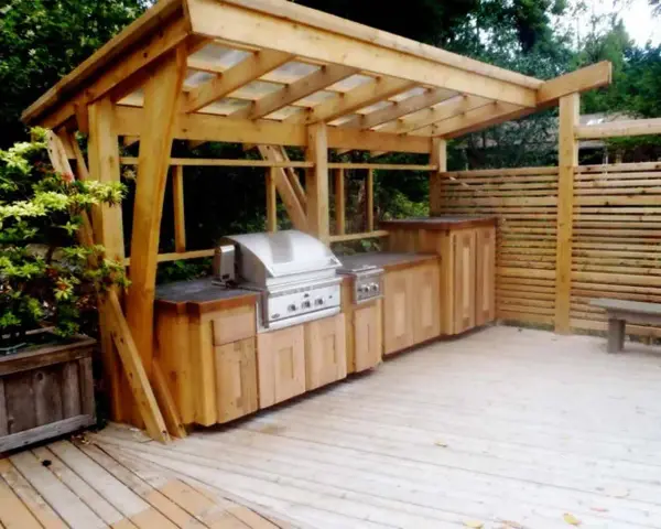 En vacker trägrillplats med inbyggd grill och förvaring. Perfekt grillplats inspiration för din uteplats.