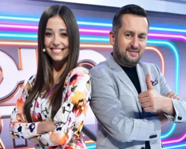 Uśmiechnięci prowadzący na tle neonów. Czy to zapowiedź, dlaczego zmiana w kole fortuny?