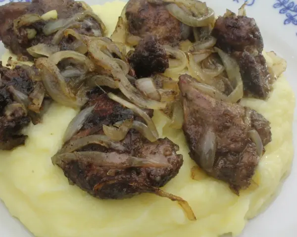 Smażona wątróbka drobiowa z cebulką na purée ziemniaczanym.