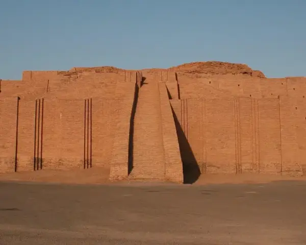 Wielka ceglana budowla, ziggurat, świadectwo potęgi Sumerów. Kto to byli Sumerowie? Starożytni budowniczowie Mezopotamii.