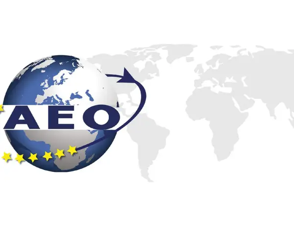 AEO - co to? Kula ziemska z flagą UE i strzałką symbolizującą globalny handel.