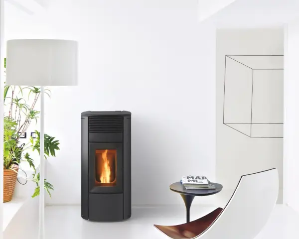 Stufa pellet MCZ in un soggiorno moderno. Nessun problema visibile, solo calore e design.