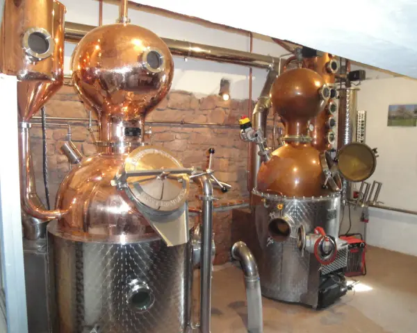 Zwei kupferne Brennblasen, bereit für das Whisky brennen.