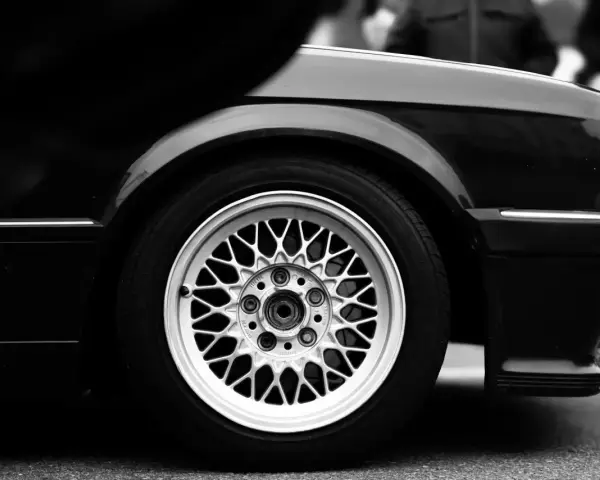 Klasyczne alufelgi BMW z siatkowanym wzorem, które nadają autu sportowy charakter, w przeciwieństwie do nudnych kołpaków.