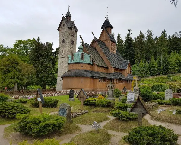 Drewniana świątynia Wang w Karkonoszach, otoczona cmentarzem i lasem. Ciekawe są jej skandynawskie korzenie i unikalna architektura.
