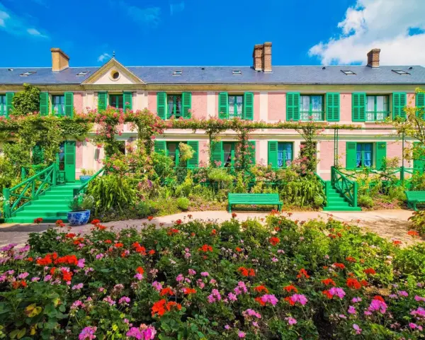La maison rose de Monet à Giverny, entourée de fleurs éclatantes et de verdure luxuriante. Idéal pour savoir que faire autour de Giverny.