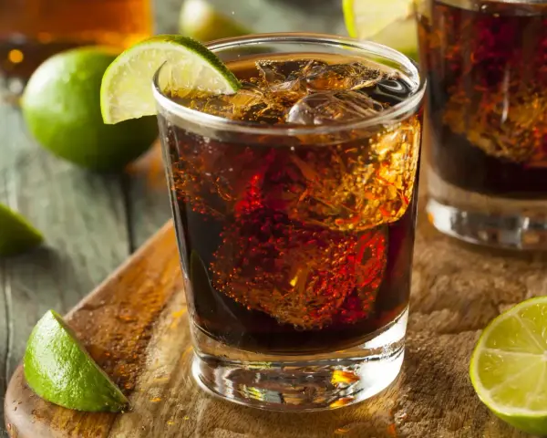 Orzeźwiający drink z colą i limonką, idealny na upalne dni. Poznaj prosty cuba libre przepis!