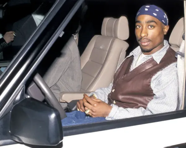 Tupac w samochodzie, tuż przed tym, jak zginął. W tle widać inne osoby.
