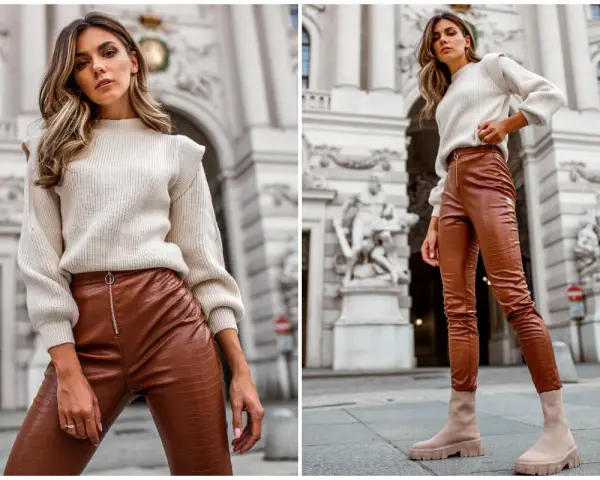 Elegancka stylizacja: co ubrać do skórzanych spodni? Beżowy sweter i brązowe spodnie z imitacji skóry, botki na grubej podeszwie.