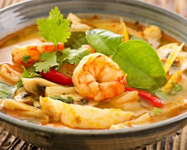 Aromatyczna zupa z krewetkami na mleku kokosowym, z dodatkiem grzybów, chili i świeżej kolendry.