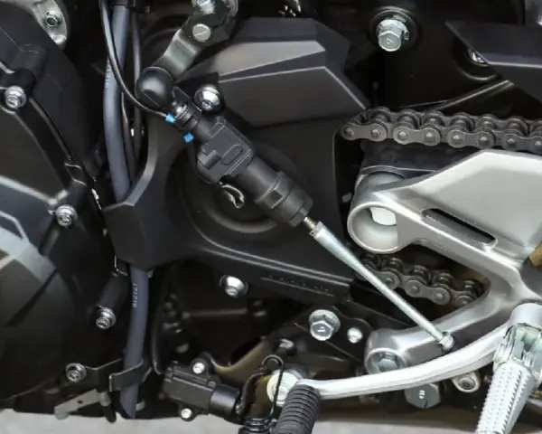 Mechanizm quickshifter w motocyklu. Pozwala na błyskawiczne zmiany biegów bez sprzęgła.