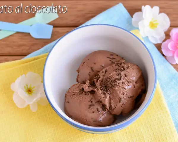 Coppetta di gelato al cioccolato, perfetto risultato di una ricetta gelato con gelatiera. Spolverata di granella per un tocco goloso.