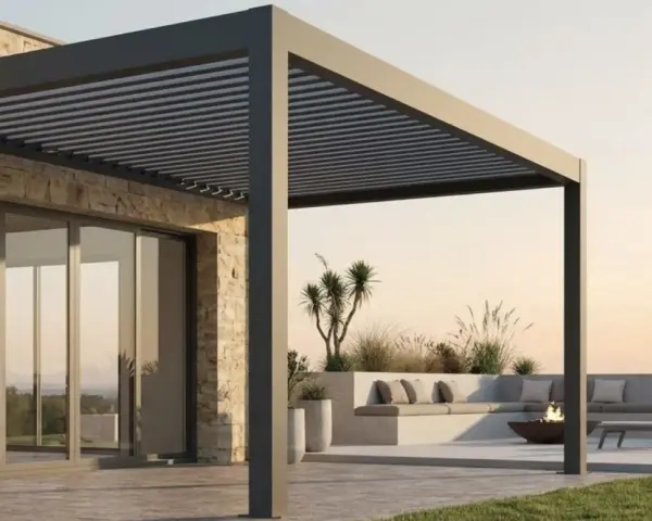 Una moderna casa con una **pérgola bioclimática** que ofrece un espacio exterior acogedor con asientos, tumbonas y una hoguera.