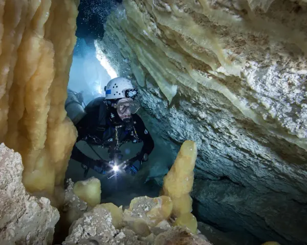 Nurkowanie w jaskiniach to fascynująca speleologia. Co to jest? To eksploracja podwodnych jaskiń, pełnych nacieków i tajemnic.