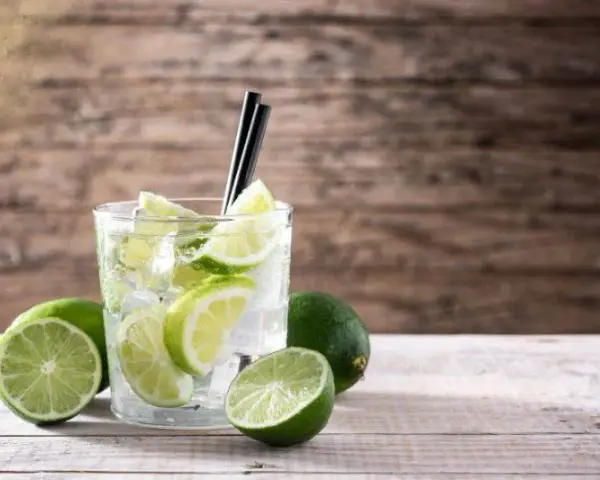 Proste drinki z wódki: przepisy, które zrobisz w domu