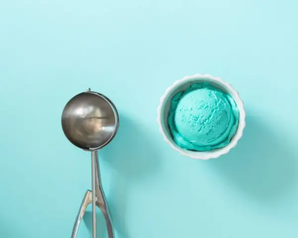 Ein Löffel Eis, bereit zum Servieren. Perfekt, um Schlumpfeis selber machen zu können!