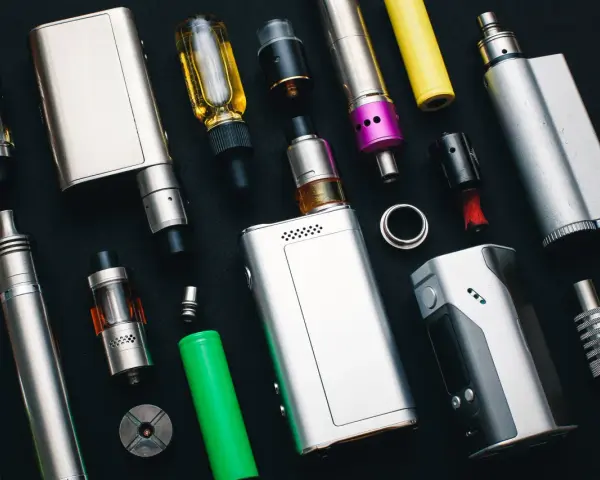Colección de vapers y accesorios, buscando un vaper menos dañino.