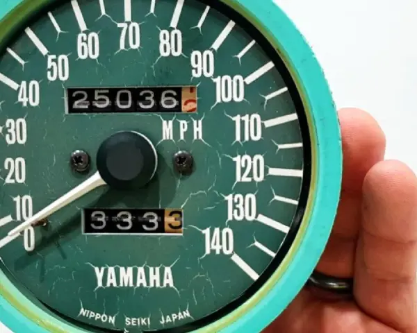 Prędkościomierz Yamaha z przebiegiem 25036 mil. Czy to duży przebieg dla motocykla? Zależy od tego, jak długo służył.
