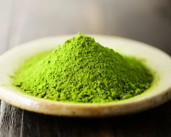 Matcha zawiera kofeinę: Jak działa i ile jej ma?