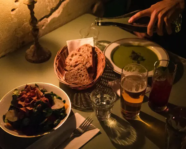 Gemütliches Abendessen in Berlin: Salat, Suppe, Brot und Getränke. Ein perfekter Abend für Mausi in Berlin.