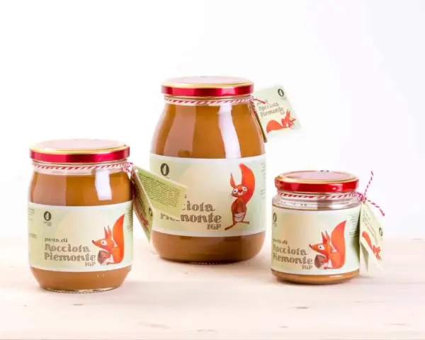 Tre barattoli di pasta di nocciola Piemonte IGP, con etichette raffiguranti uno scoiattolo.