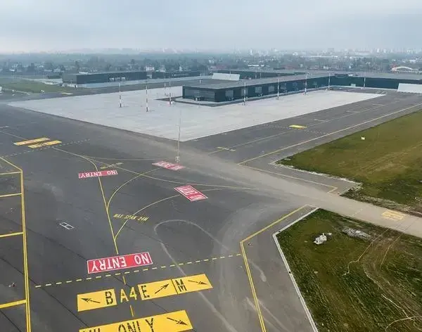 Ile kosztowało lotnisko w Radomiu? Zaskakujące wydatki i źródła finansowania