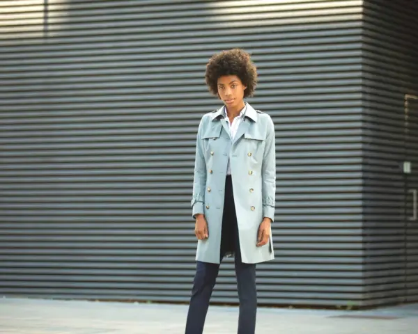 Mujer con un trench ligero y elegante, lista para enfrentar el día con estilo.