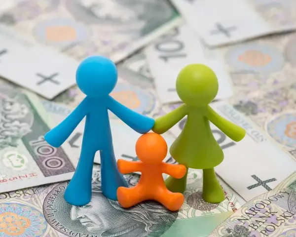 Figurki rodziny na tle polskich banknotów. Zastanawiasz się, rodzinne ile wynosi wsparcie?