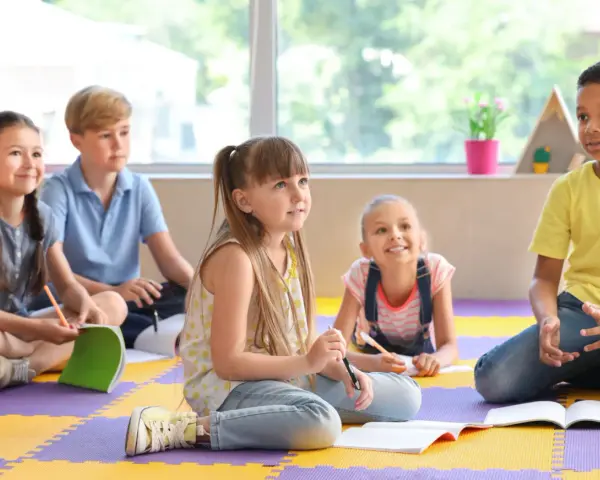 Kto może pracować w świetlicy szkolnej? Wymagania i ścieżki kariery