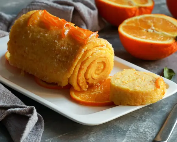 Pomarańczowy deser z cukrową skórką i plastrami pomarańczy. Tak można wykorzystać pomarańcze!